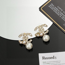 Chanel Классические серьги-гвоздики с жемчужинами двойным логотип