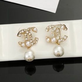 Chanel Классические серьги-гвоздики с жемчужинами двойным логотип