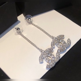 Chanel маленькие серьги-кольца с цепочкой и кисточками. Популярна