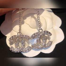 Chanel маленькие серьги-кольца с цепочкой и кисточками. Популярна