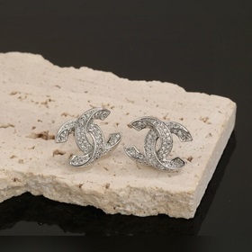 Chanel Классические серьги с двойным C-образным элементом. Эти се