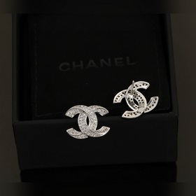 Chanel Классические серьги с двойным C-образным элементом. Эти се