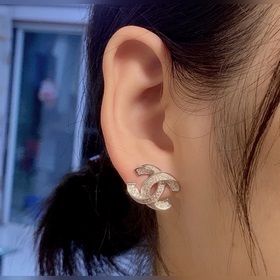 Chanel Классические серьги с двойным C-образным элементом. Эти се