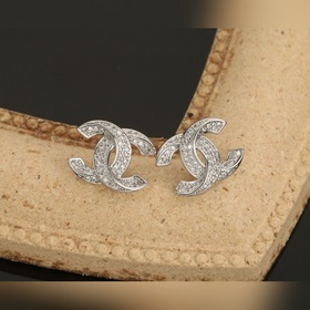 Chanel Классические серьги с двойным C-образным элементом. Эти се