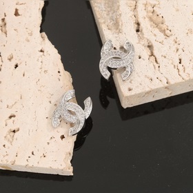 Chanel Классические серьги с двойным C-образным элементом. Эти се