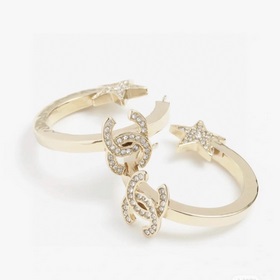 Сережки Chanel светло-золотого цвета, следующие последним тенденц