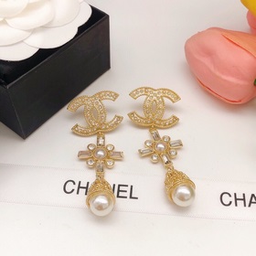 Chanel Микро-инкрустированные серьги с жемчугом и кисточками, кре