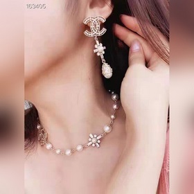 Chanel Микро-инкрустированные серьги с жемчугом и кисточками, кре