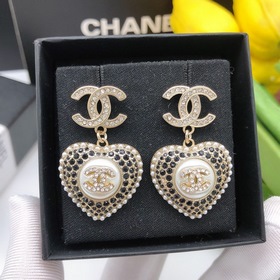 Chanel Серьги-гвоздики с черным бриллиантом