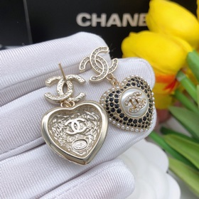 Chanel Серьги-гвоздики с черным бриллиантом