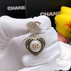Chanel Серьги-гвоздики с черным бриллиантом