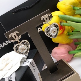 Chanel Серьги-гвоздики с черным бриллиантом