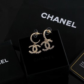 Сережки Chanel светло-золотого цвета, следующие последним тенденц