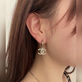 Сережки Chanel светло-золотого цвета, следующие последним тенденц
