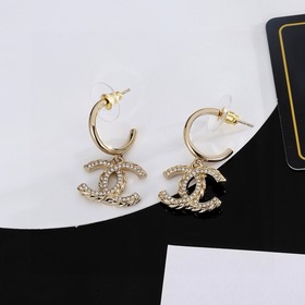 Сережки Chanel светло-золотого цвета, следующие последним тенденц