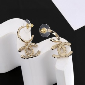 Сережки Chanel светло-золотого цвета, следующие последним тенденц