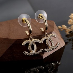 Сережки Chanel светло-золотого цвета, следующие последним тенденц