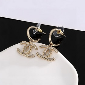 Сережки Chanel светло-золотого цвета, следующие последним тенденц