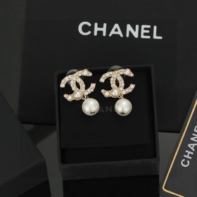 Chanel Классические серьги-гвоздики с жемчужинами двойным логотип
