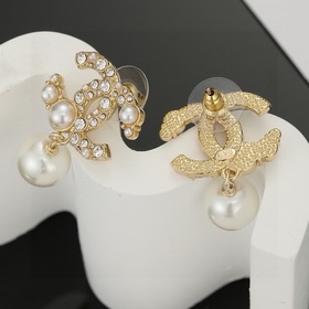 Chanel Классические серьги-гвоздики с жемчужинами двойным логотип