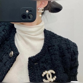 Chanel Классические серьги-гвоздики с жемчужинами двойным логотип