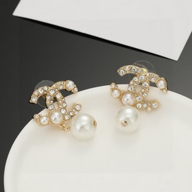 Chanel Классические серьги-гвоздики с жемчужинами двойным логотип