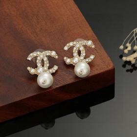 Chanel Классические серьги-гвоздики с жемчужинами двойным логотип