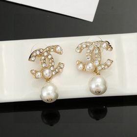 Chanel Классические серьги-гвоздики с жемчужинами двойным логотип