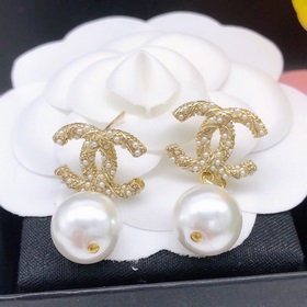 Серьги Chanel с жемчужинами в форме спирали подвесными жемчужинам