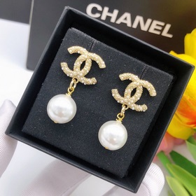 Серьги Chanel с жемчужинами в форме спирали подвесными жемчужинам