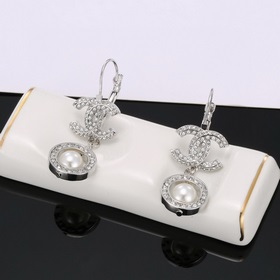 Chanel сережки-гвоздики, высококачественная копия оригинала, изго