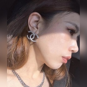 Chanel Классические серьги с двойным C-образным мотивом. Эти серь