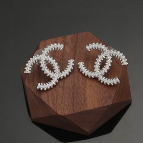 Chanel Классические серьги с двойным C-образным мотивом. Эти серь