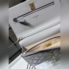 Новая модель Woc от Chanel. После того, как я надела ее, она мне 