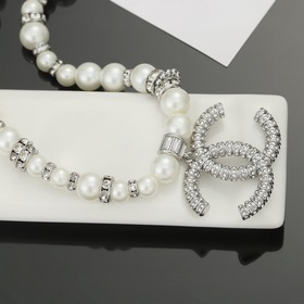 Жемчужное колье Chanel. Простой дизайн, но при этом модный, элега