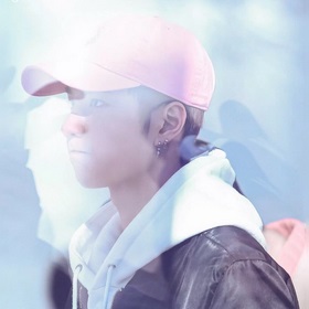 У Wang Yibo есть такие же модные маленькие серьги-гвоздики от Kro