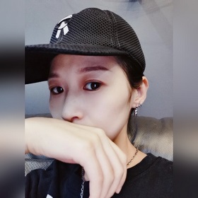 У Wang Yibo есть такие же модные маленькие серьги-гвоздики от Kro