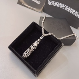 Chrome Hearts, великолепный крест-кулон Очень красиво.