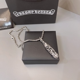 Chrome Hearts, великолепный крест-кулон Очень красиво.