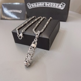 Chrome Hearts, великолепный крест-кулон Очень красиво.