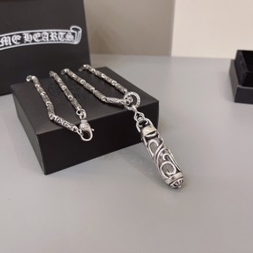 Chrome Hearts, великолепный крест-кулон Очень красиво.
