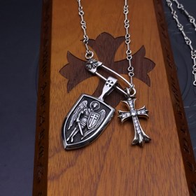 Ожерелье Chrome Hearts с уникальным дизайном и узором, отличающим