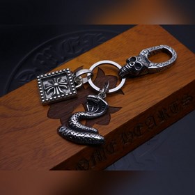 Брелок для ключей «Сердце Кро» с темно-золотыми змеиными кандалам
