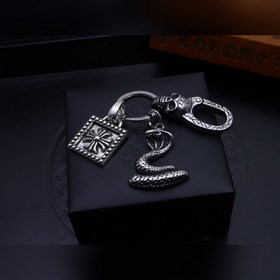 Брелок для ключей «Сердце Кро» с темно-золотыми змеиными кандалам