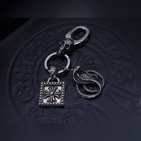 Брелок для ключей «Сердце Кро» с темно-золотыми змеиными кандалам