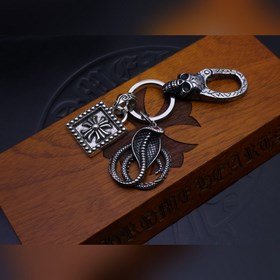 Брелок для ключей «Сердце Кро» с темно-золотыми змеиными кандалам