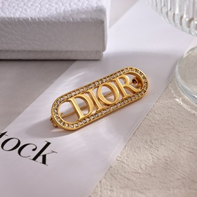 Новые заколки Dior. Металлический дизайн с буквами в стиле ретро