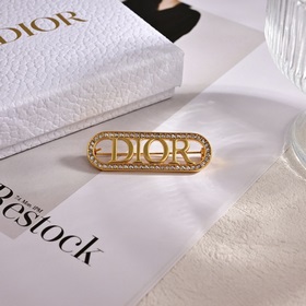 Новые заколки Dior. Металлический дизайн с буквами в стиле ретро 