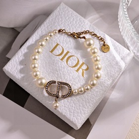 Цена ожерелья： 0 Цена браслета： 2000 Цена сережек： 2000 Dior 20
