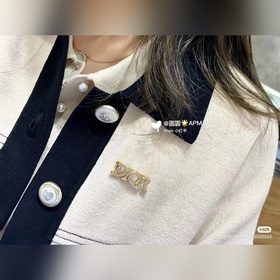 Брошь с буквой Dior отлично подходит для повседневного ношения. Н